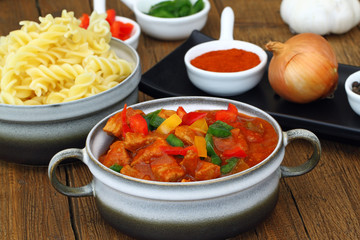 Gulasch mit Nudeln