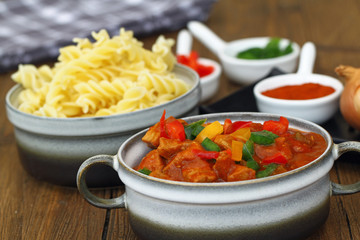 Ziegeunergulasch mit Nudeln