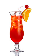Cocktail d& 39 alcool rouge avec une tranche d& 39 orange isolée