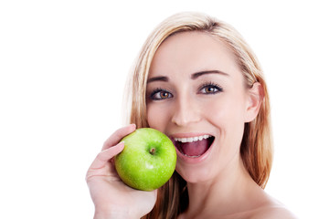 Junge lachende Frau mit einem grünen Apfel in der Hand