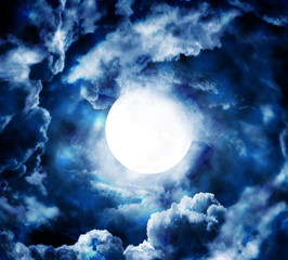 Obraz na płótnie Canvas Księżyc w błękitne niebo