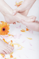 Obraz na płótnie Canvas kosmetyczny pedicure z masażem stóp