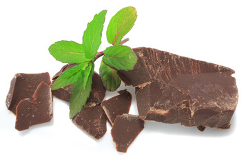 Bloc de chocolat noir et feuille de menthe