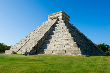 Fototapeta na wymiar Piramida Majów Chichen Itza, Meksyk