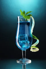 Outdoor-Kissen Blue cocktail in glasses on blue background © Africa Studio