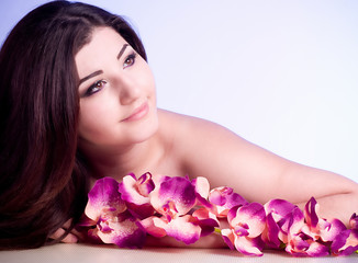 Obraz na płótnie Canvas Beautiful woman in spring violet flowers