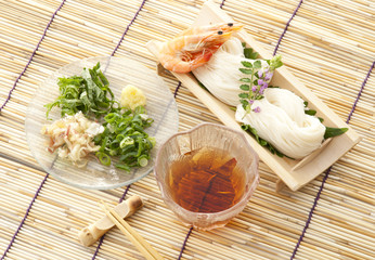 竹の器とそうめん