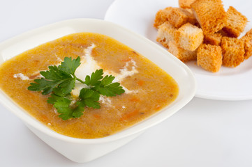 Fresh cream vegetable soup with roasted bread pieces