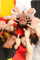 Obraz premium Fans liegen auf einer Deutschlandflagge