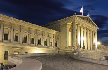 Obraz premium Austrian Parliament in Vienna at night - Austria
