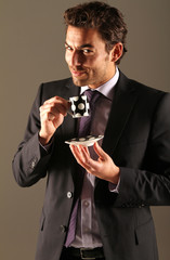 Mann mit Kaffeetasse