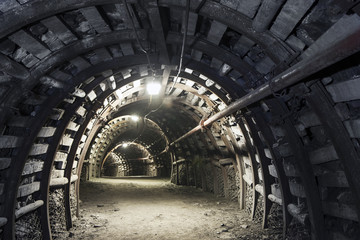 Obraz premium Podziemny tunel w kopalni węgla