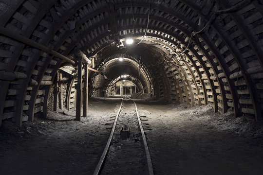 Podziemny tunel w kopalni węgla