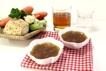 Rinderconsomme mit Suppengemüse