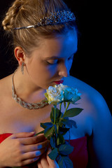 Frau im roten Abendkleid