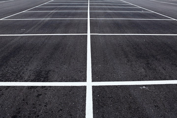 Fototapeta premium Diagonaler Blick auf eine grosse neue leere Parkfläche