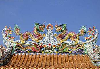 Obraz premium Statue of twin dragons on the roof