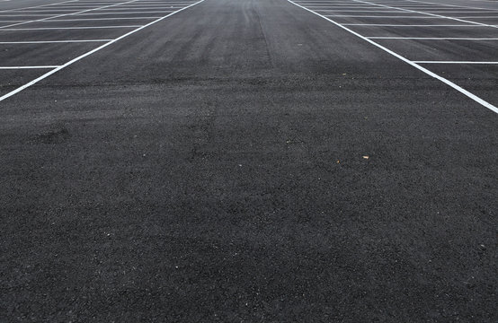 Diagonaler Blick auf eine grosse neue leere Parkfl&auml;che