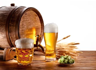 Poster Beer barrel with beer glasses on a wooden table. © volff