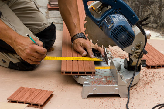 mesurer avant de scier la latte de bois