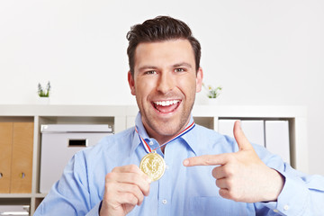 Manager mit Medaille