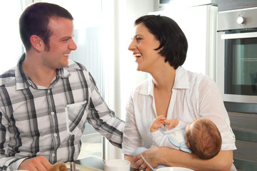 Obraz premium Junge Eltern mit Baby