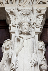 Fototapeta na wymiar Katedra St-Lazare fragment tympanonu Sądu Ostatecznego
