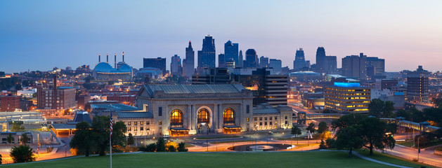 De horizonpanorama van Kansas City.