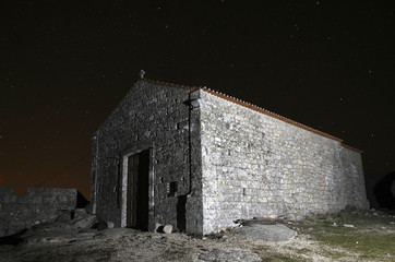 Fototapeta na wymiar Stary kościół z kamienia pod gwiazdami, w Monsanto Castle - Portugalia