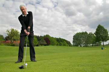 Sportlicher Senior spielt Golf