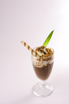 Eiskaffe auf wei&szlig;em Hintergrund