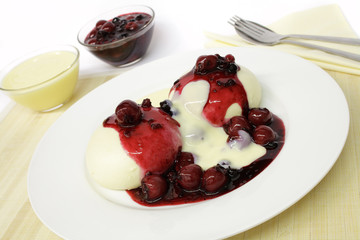 Germknödel mit roter Grütze