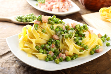 Pasta tagliatelle with peas and bacon - 41529543
