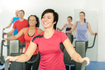 Fototapeta na wymiar Uśmiechnięta kobieta w siłowni Gym Class treningu