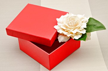 Caja roja con flor