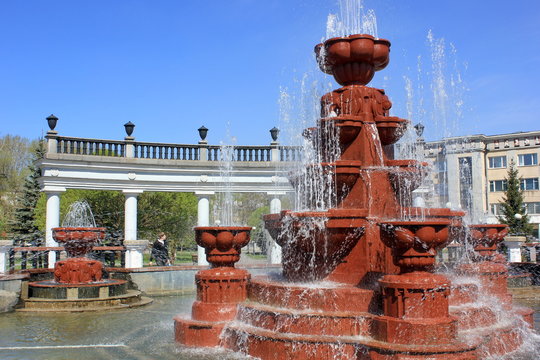Городской фонтан и колонада