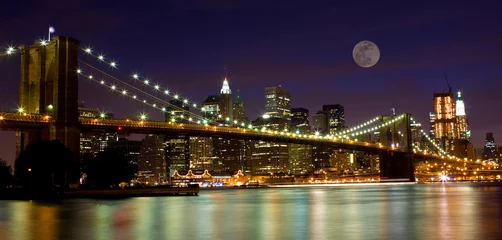 Fotobehang Brooklyn Bridge en de maan © Voradech Triniti