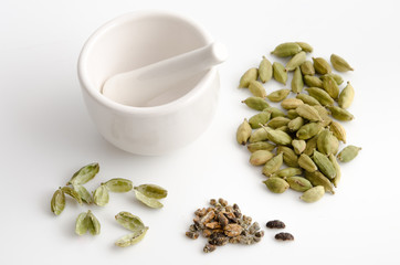 Grüner Kardamom mit Mörser