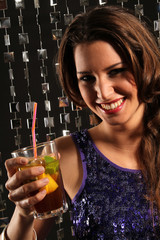 Frau mit Cocktail