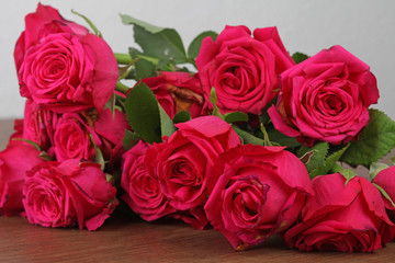 Rosen liegen auf dem Tisch