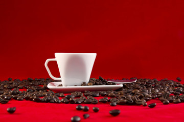 Caffe su fondo rosso