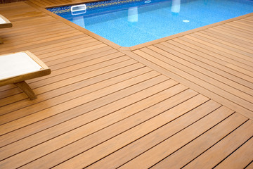 Blue Swimming pool with wood flooring-Piscina madera