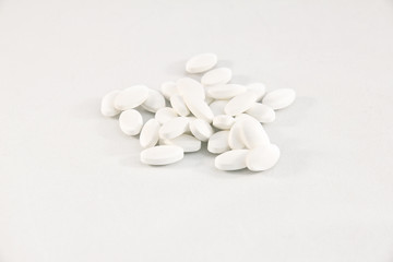 Fototapeta na wymiar Pillole su fondo bianco