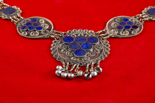 Collana etnica in argento su fondo rosso