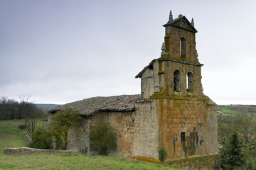 Fototapeta na wymiar Opuszczony kościół romański