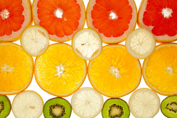 Hintergrund aus Kiwi, Grapefruit, Orange und Zitronenscheiben