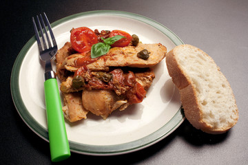 Pollo con pomodorini e capperi