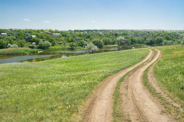 Fototapeta na wymiar Typowy Ukrainian pre-letni wiejski krajobraz.