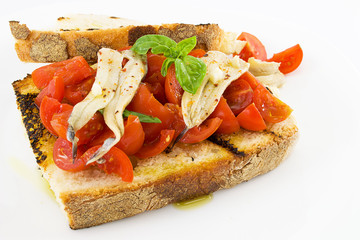 bruschettone con pomodorino, alici e aglio