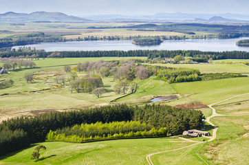 Fototapeta na wymiar Zobacz całej Gladhouse Reservoir do Pentland Hills i Edynburgu